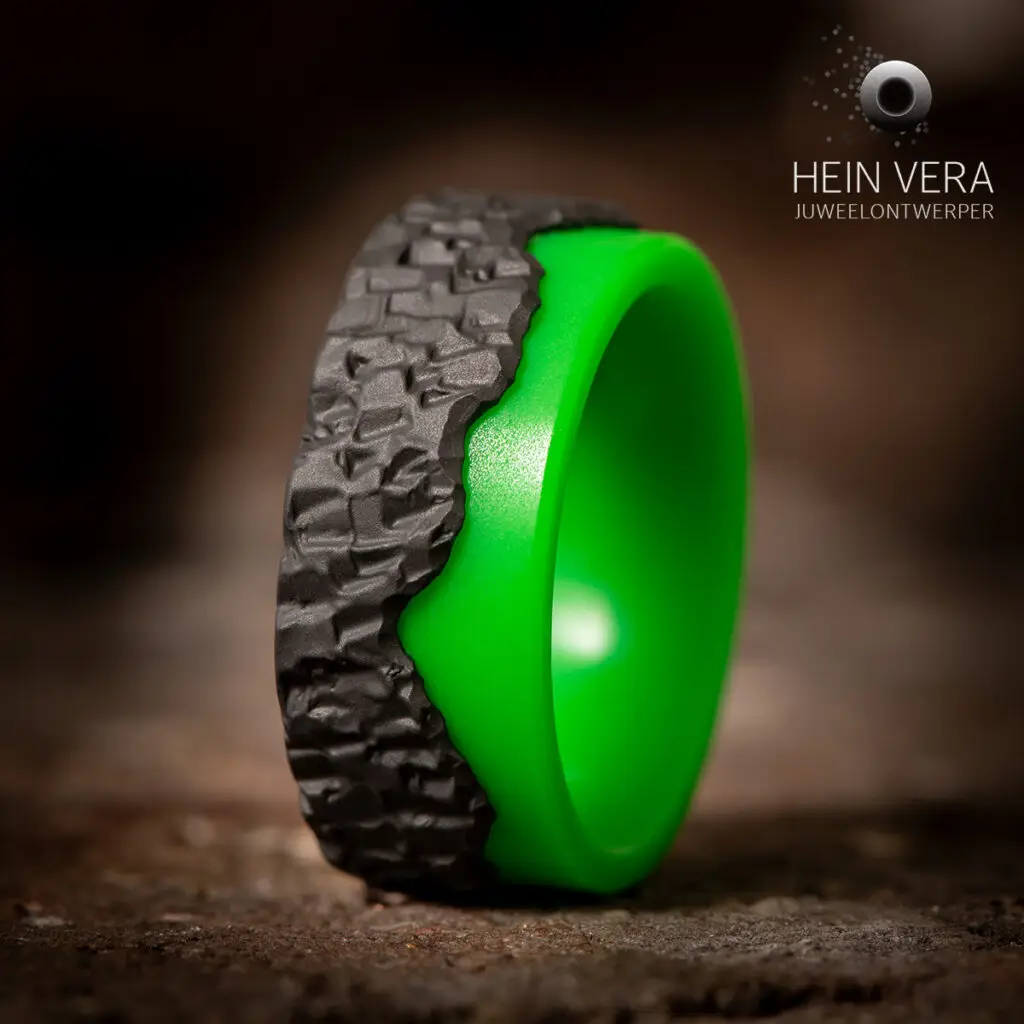 Ring in zirkonium met glow in the dark