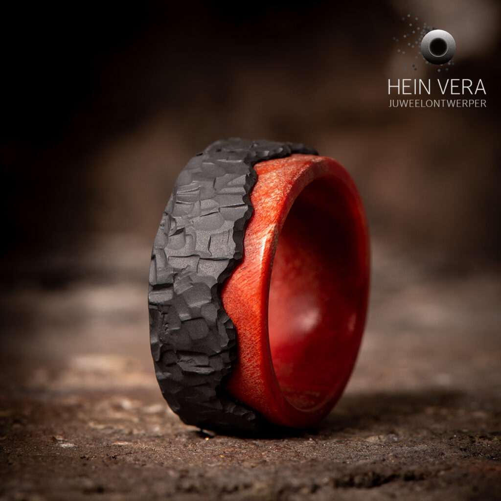 Ring in zwart zirkonium met rood hout populier