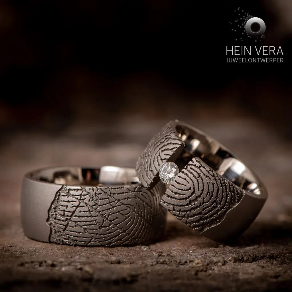 Trouwringen in titanium met vingerafdrukken en spanningszetting_HeinVera
