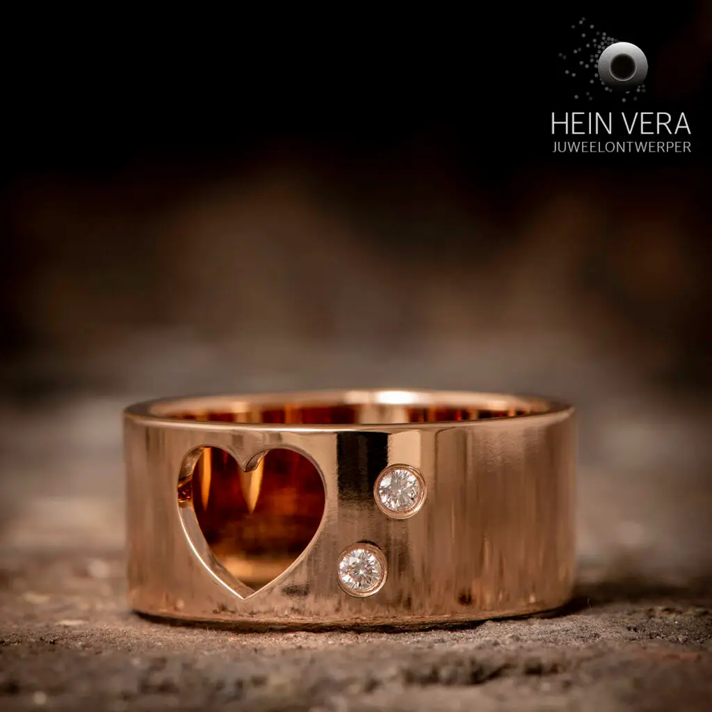 Ring in rozé goud met hartje en diamantjes