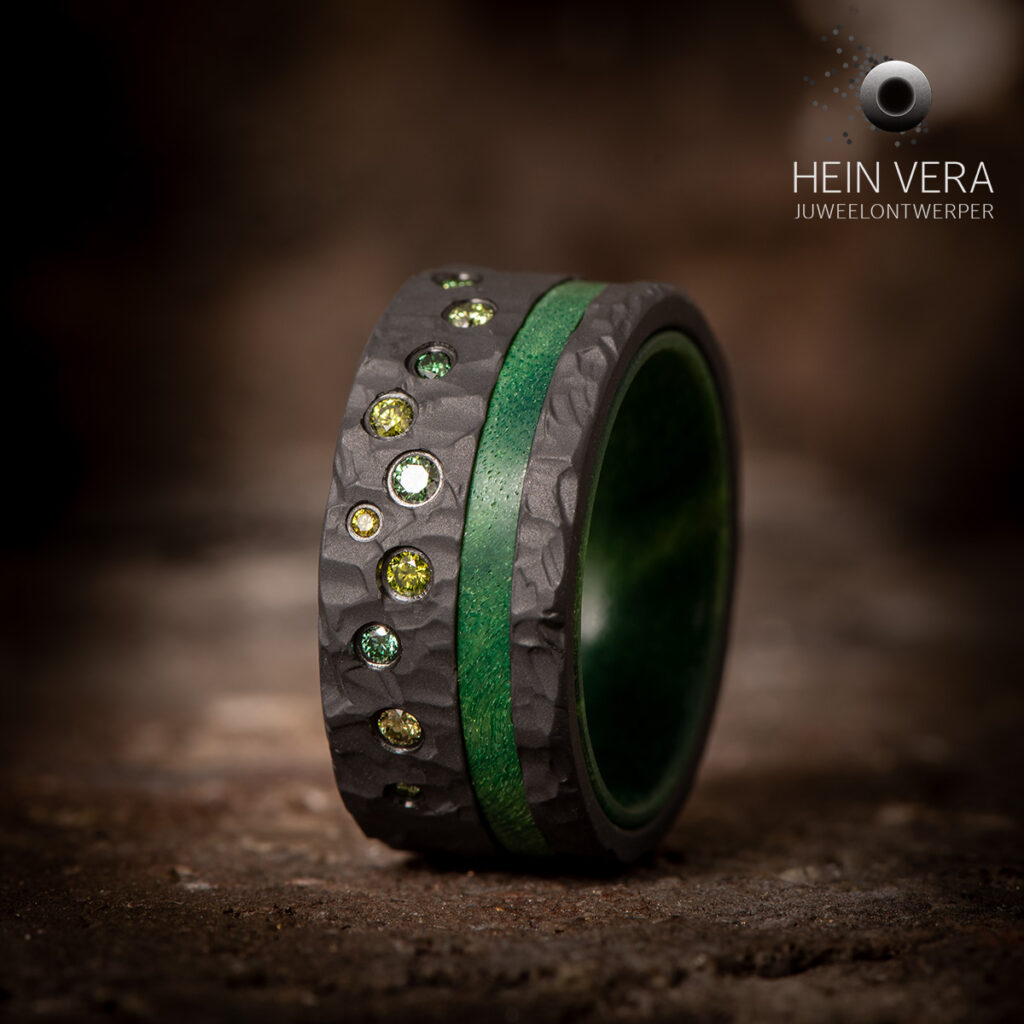 Ring in zirkonium met groen hout en groene diamantjes