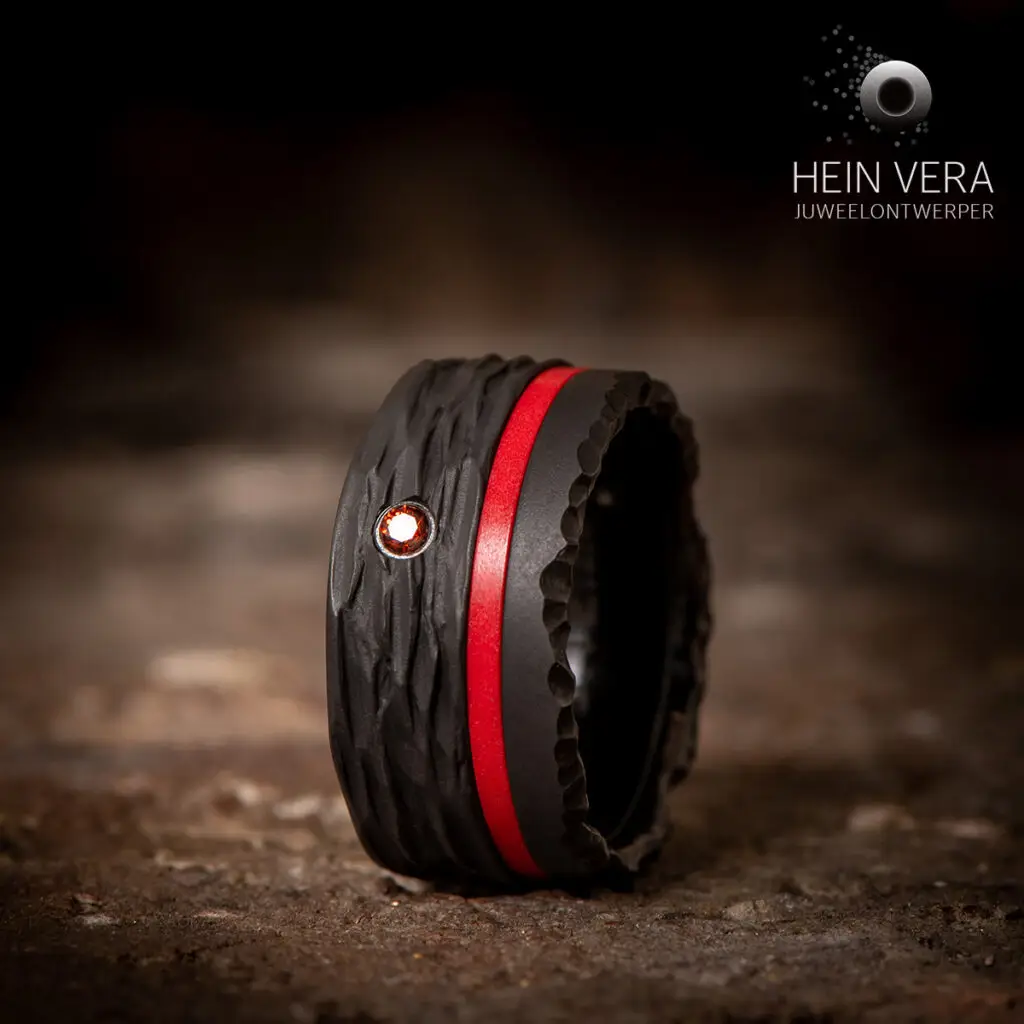 Ring in zirkonium met rood diamantje en glow in the dark