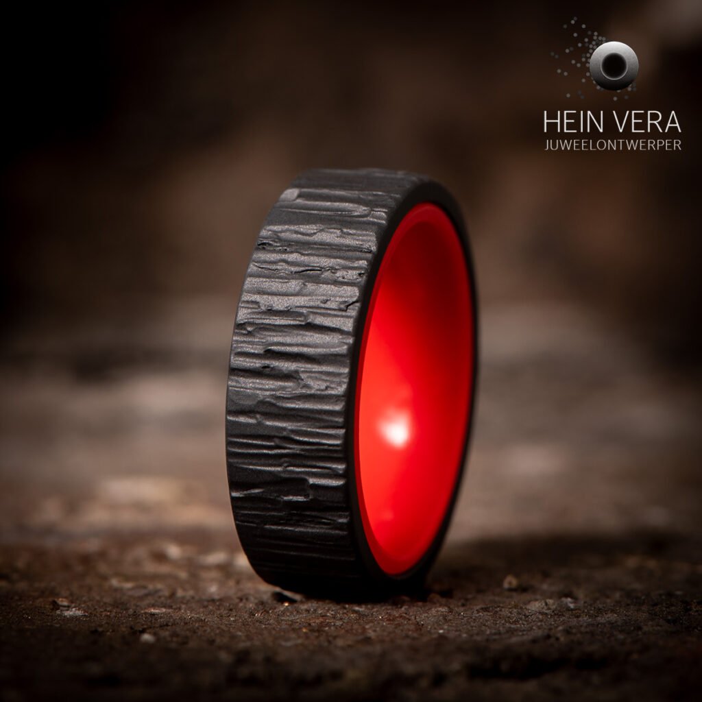 Ring in zwart zirkonium met rood glow in the dark