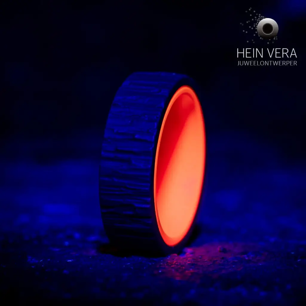 Ring in zwart zirkonium met rood glow in the dark
