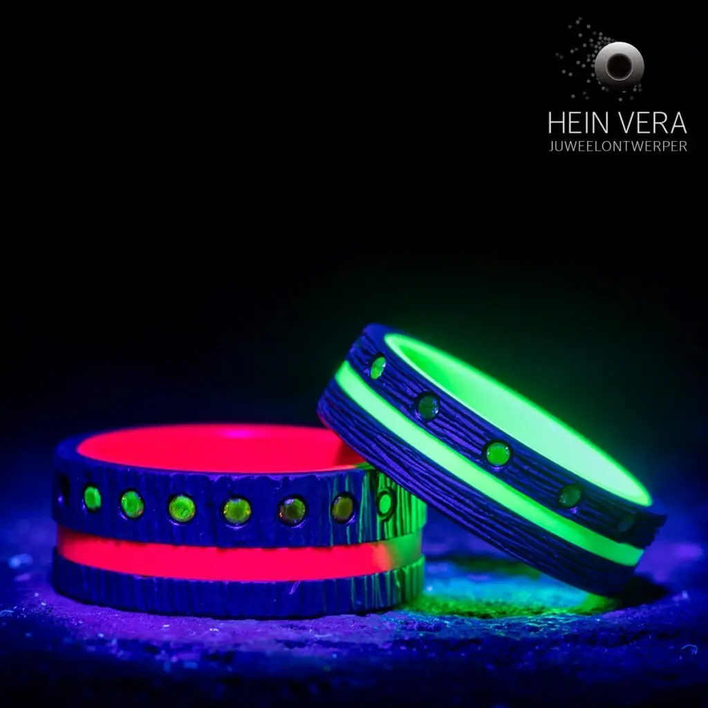 Trouwringen in zirkonium met glow in the dark en gekleurde diamantjes