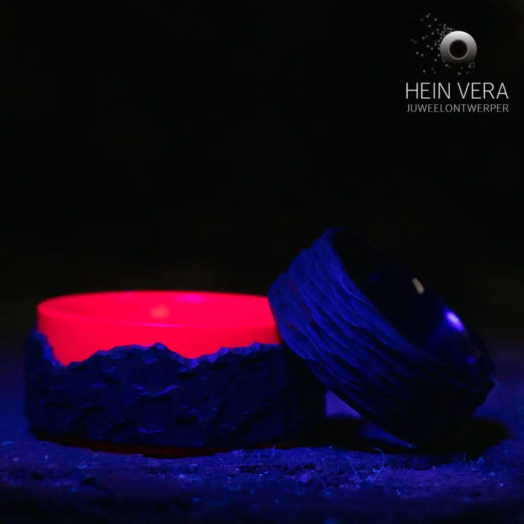 Trouwringen in zirkonium met rood glow in the dark
