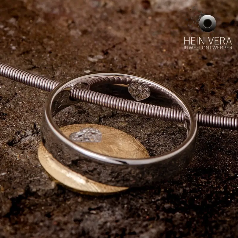 Hanger met trouwring en diamant van de klant met as verwerking achterkant