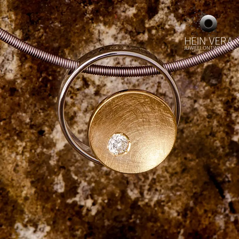 Hanger met trouwring en diamant van de klant met as verwerking achterkant