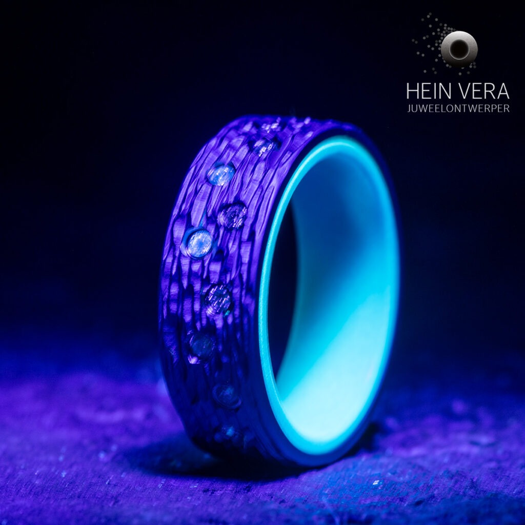 Ring in cobalt-chrome met blauw glow in the dark en diamantjes