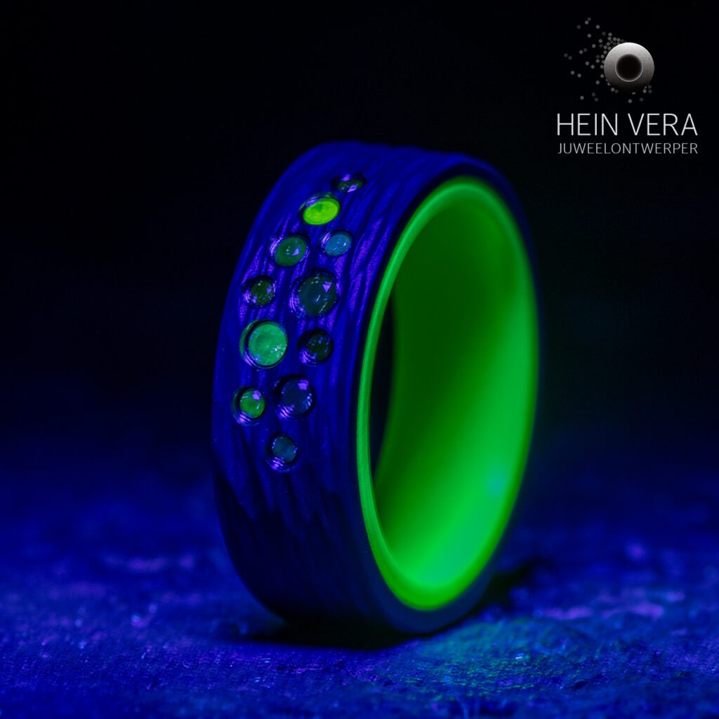 Ring in titanium met groene glow in the dark en groene diamantjes