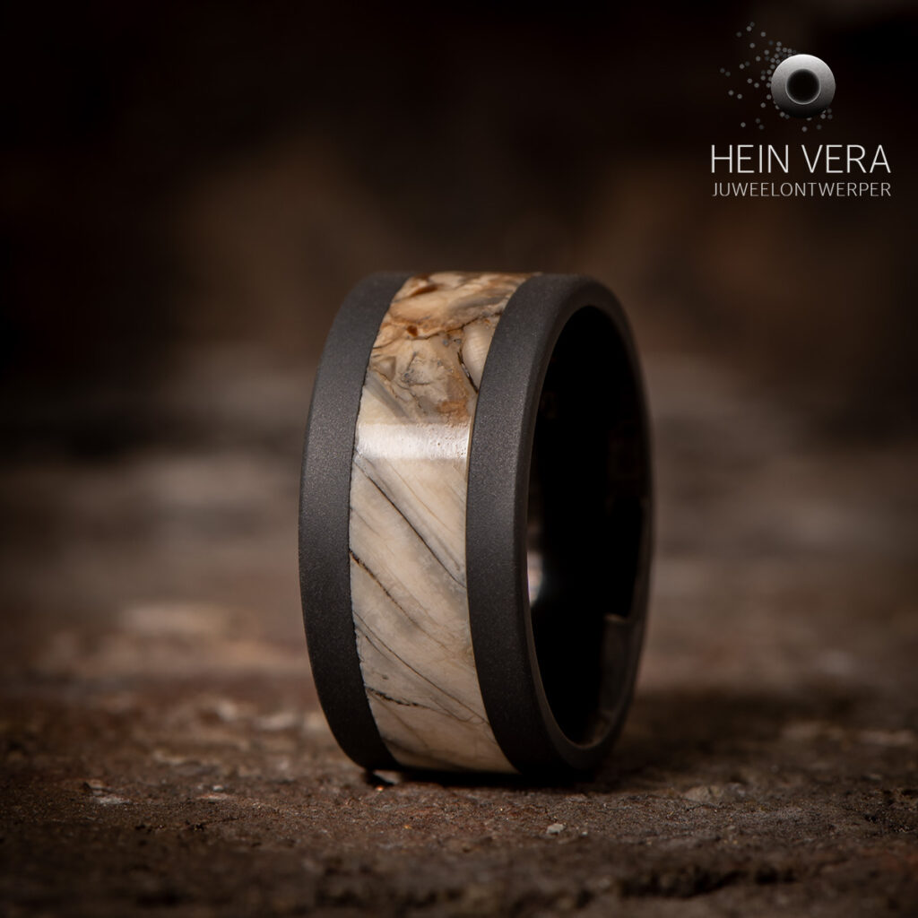 Ring in zwart zirkonium met met mammoet ivoor inleg_HeinVera